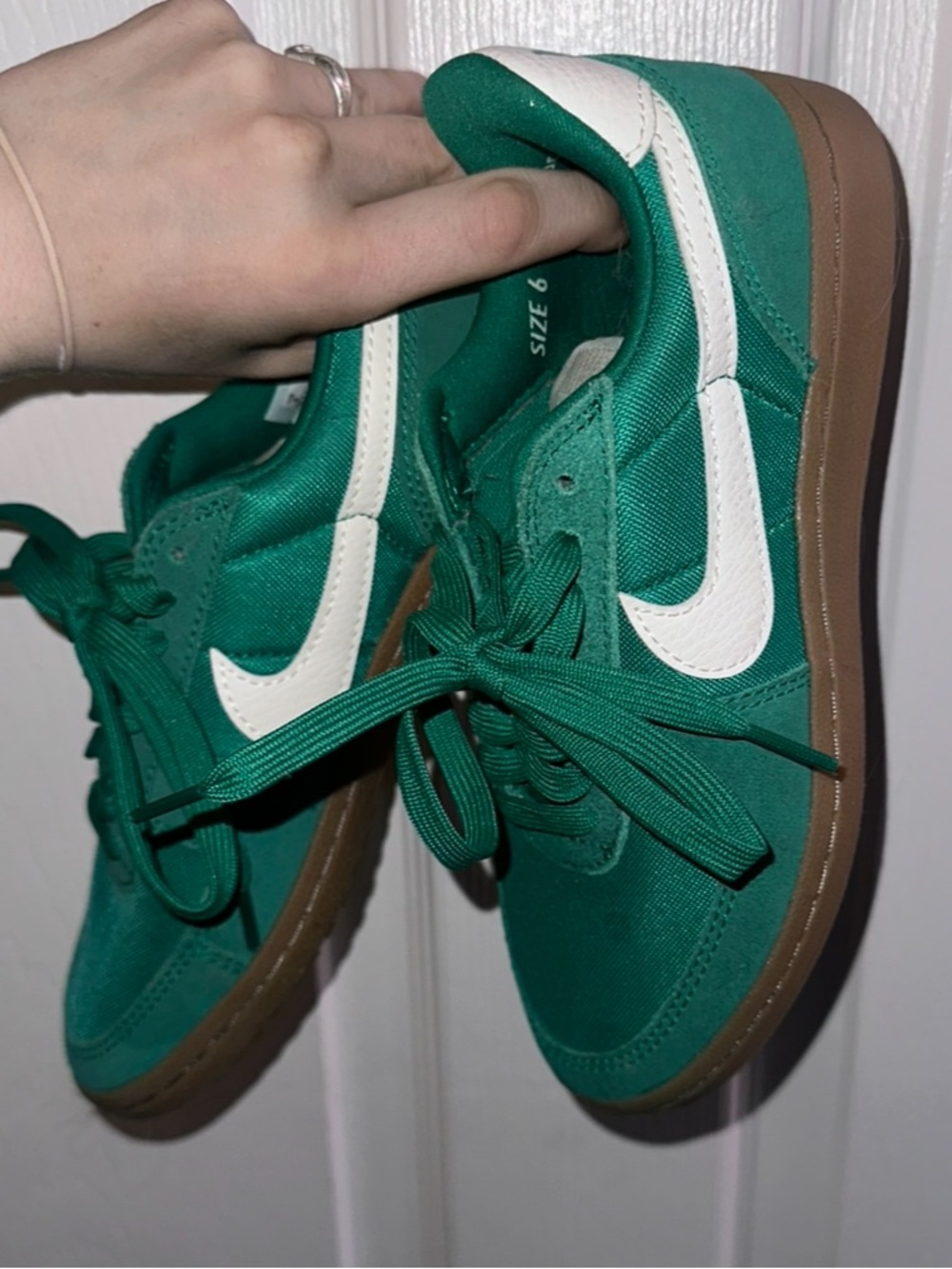 Never worn Nike Green woman’s sneakers no- Size 6